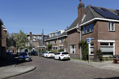 914116 Gezicht in de Oudemansstraat te Utrecht, vanaf de Van Swindenstraat.